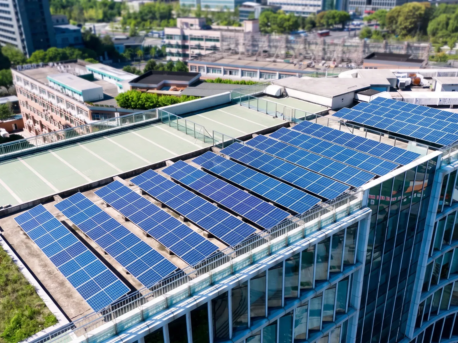Painéis solares instalados na cobertura de um edifício